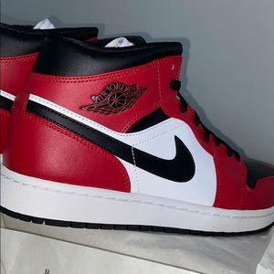 BRAND NEW: AIR JORDAN RETRO 1 (CHICAGO BLACK TOE)